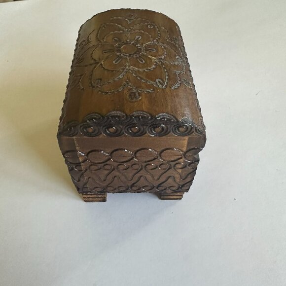 Hand carved wooden mini chest - Picture 2 of 6